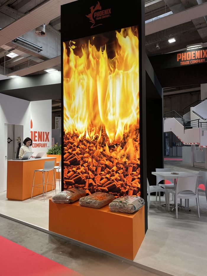 Svetelný panel s plameňmi na stánku Phoenix