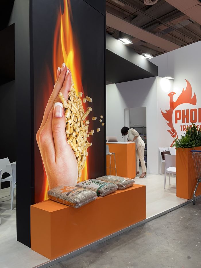 Ruka plná peliet na paneli stánku Phoenix